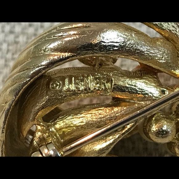 SIGNED Lisner Gold Tone Brooch & Earrings Set - Picture 8 of 8